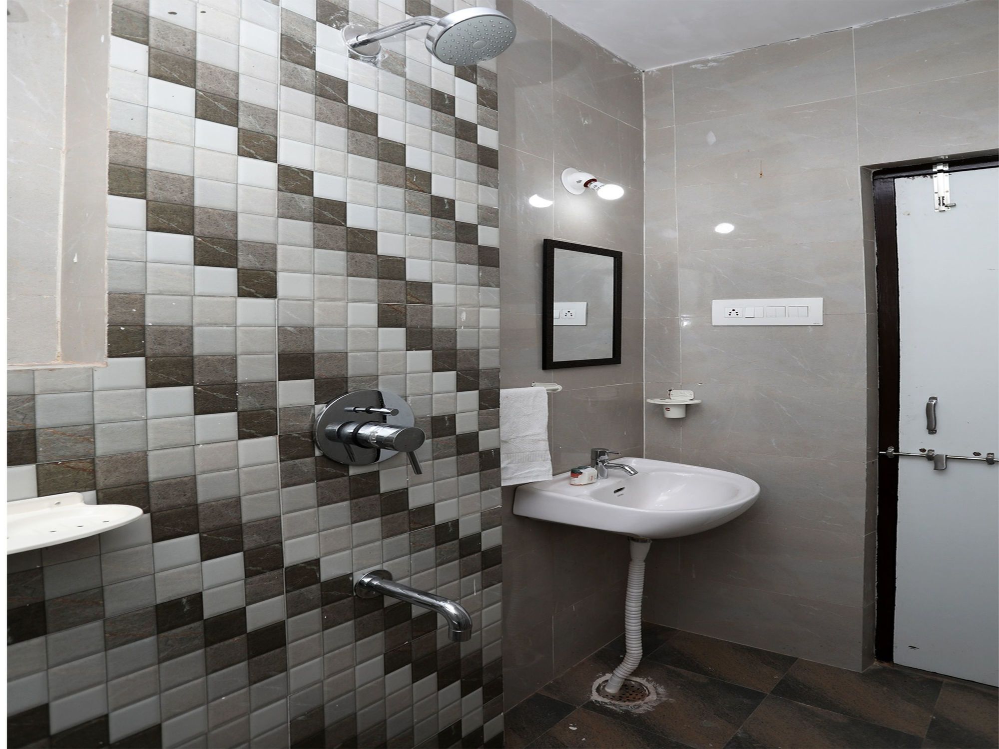 Oyo Home 10059 Modern 2Bhk Gulabh Bagh Udaipur Exterior photo